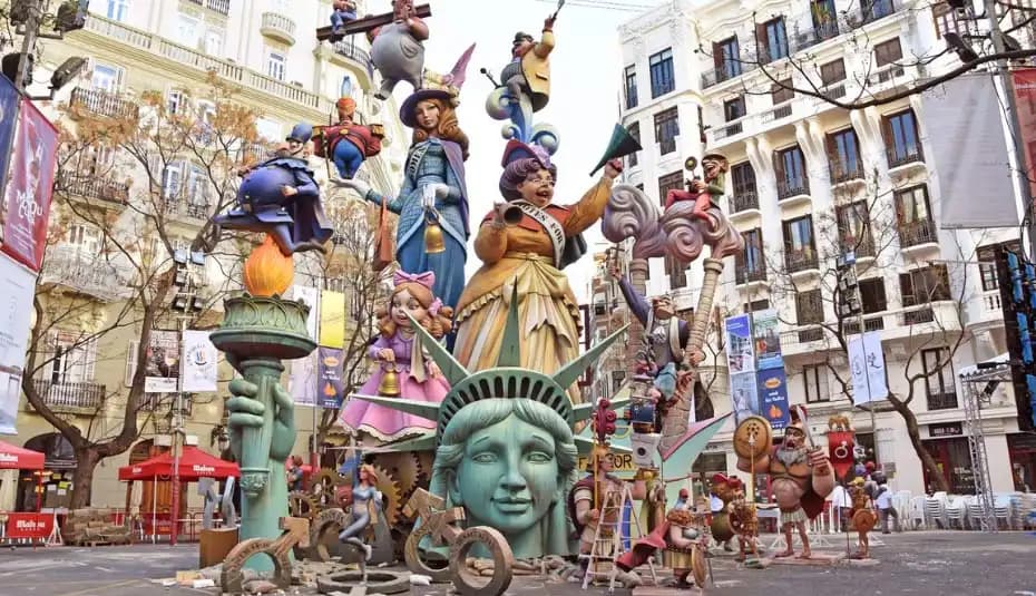 Hòa mình vào không khí sôi động của lễ hội Las Fallas Tây Ban Nha