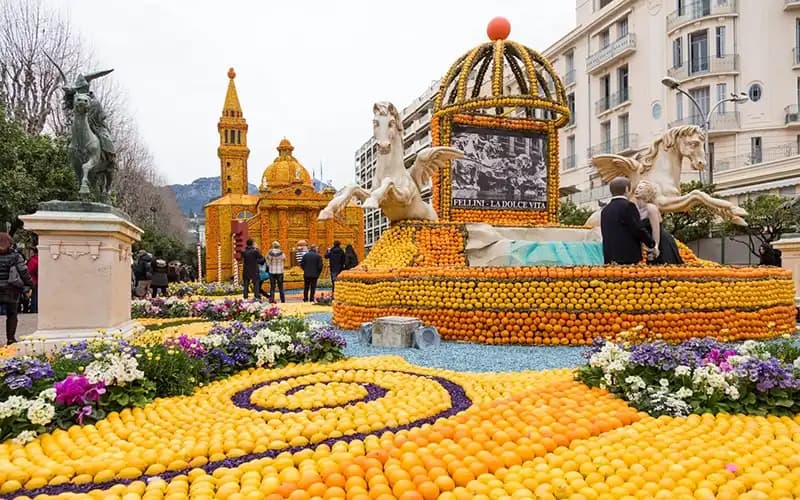 Đắm chìm trong sắc vàng rực rỡ tại Lễ hội chanh ở Pháp