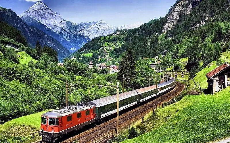 Tàu hỏa là phương tiện tiện lợi và nhanh chóng để di chuyển giữa các thành phố lớn ở Đông Âu