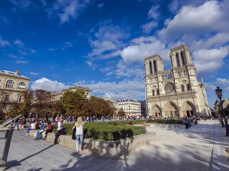 Tour du lịch Pháp tham quan nhà thờ đức bà Paris