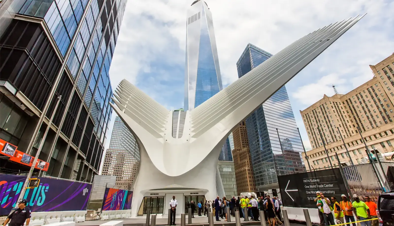 Hệ thống nhà ga WTC với chú chim bồ câu trắng sải cánh tung bay biểu tượng cho hòa bình