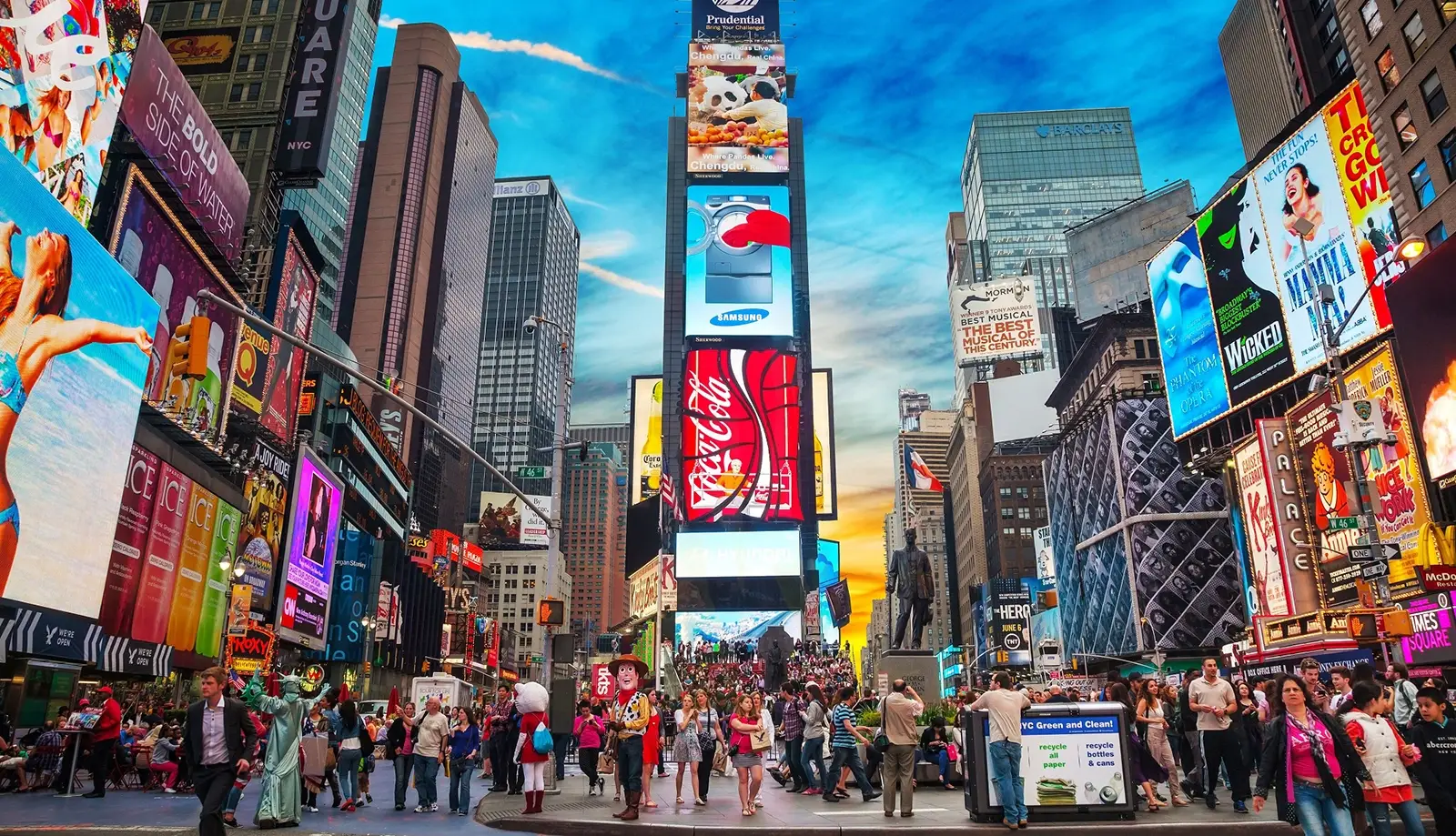 Sự huyên náo, xa xỉ không kể ngày đêm của khu quảng trường biểu tượng cho đô thị của New York