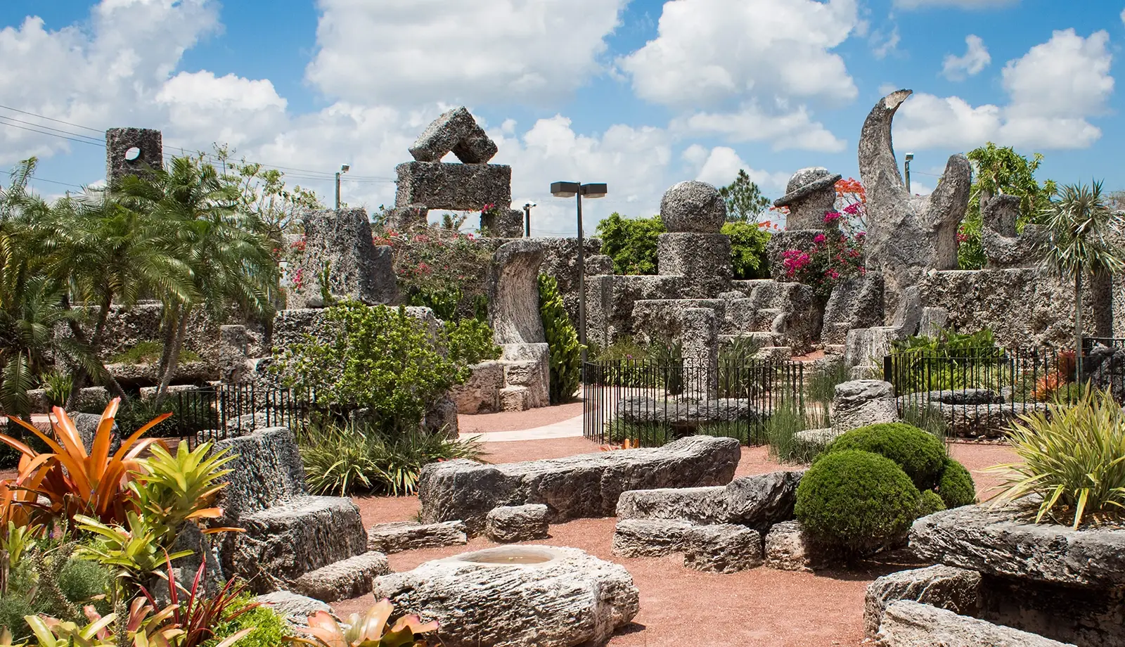 Tòa lâu đài nằm trong sở thú Miami được xây hoàn toàn từ đá san hô