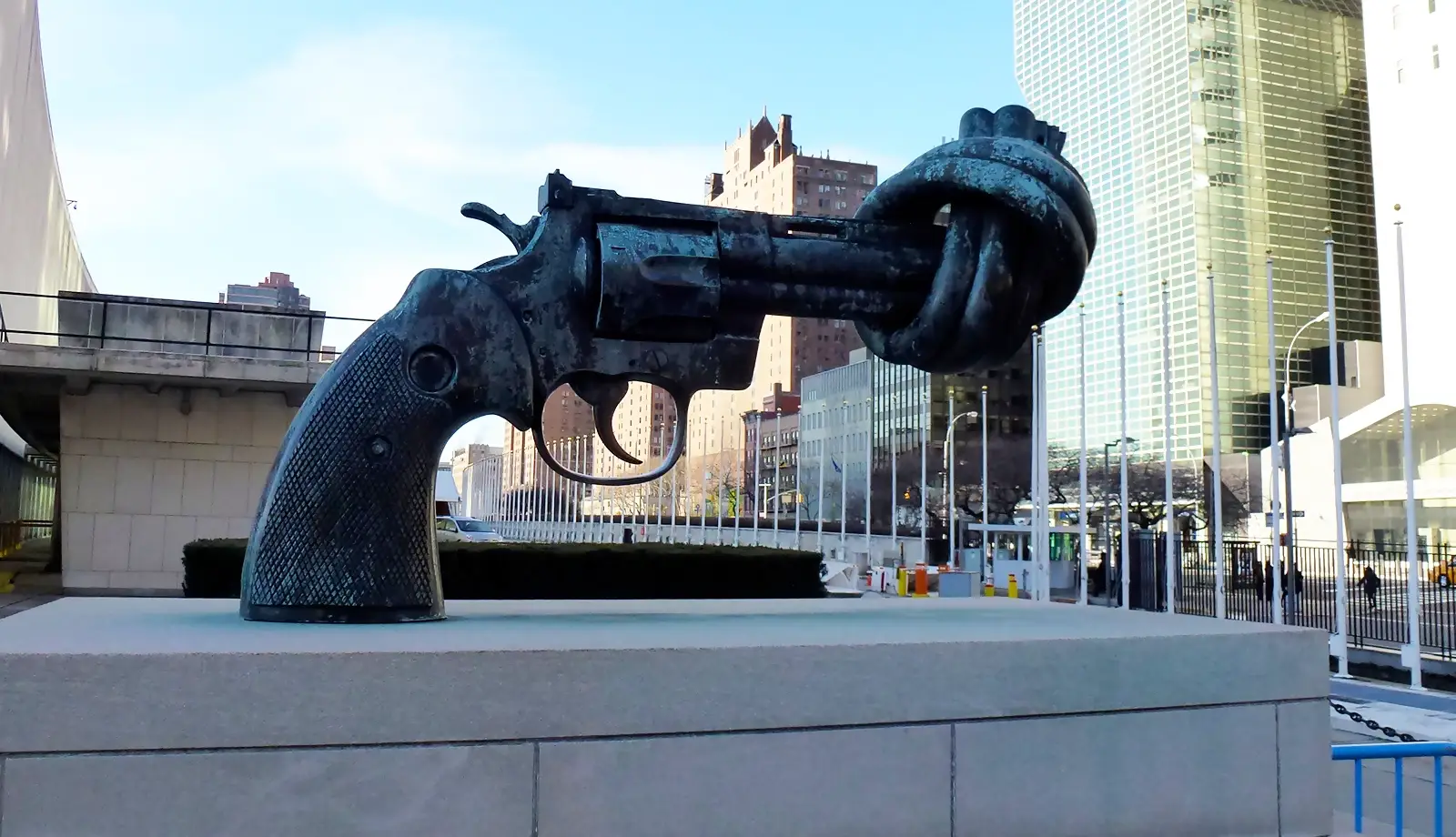 Khẩu súng lục bị bẻ cong nòng nằm ngay trước tòa nhà Liên Hợp Quốc