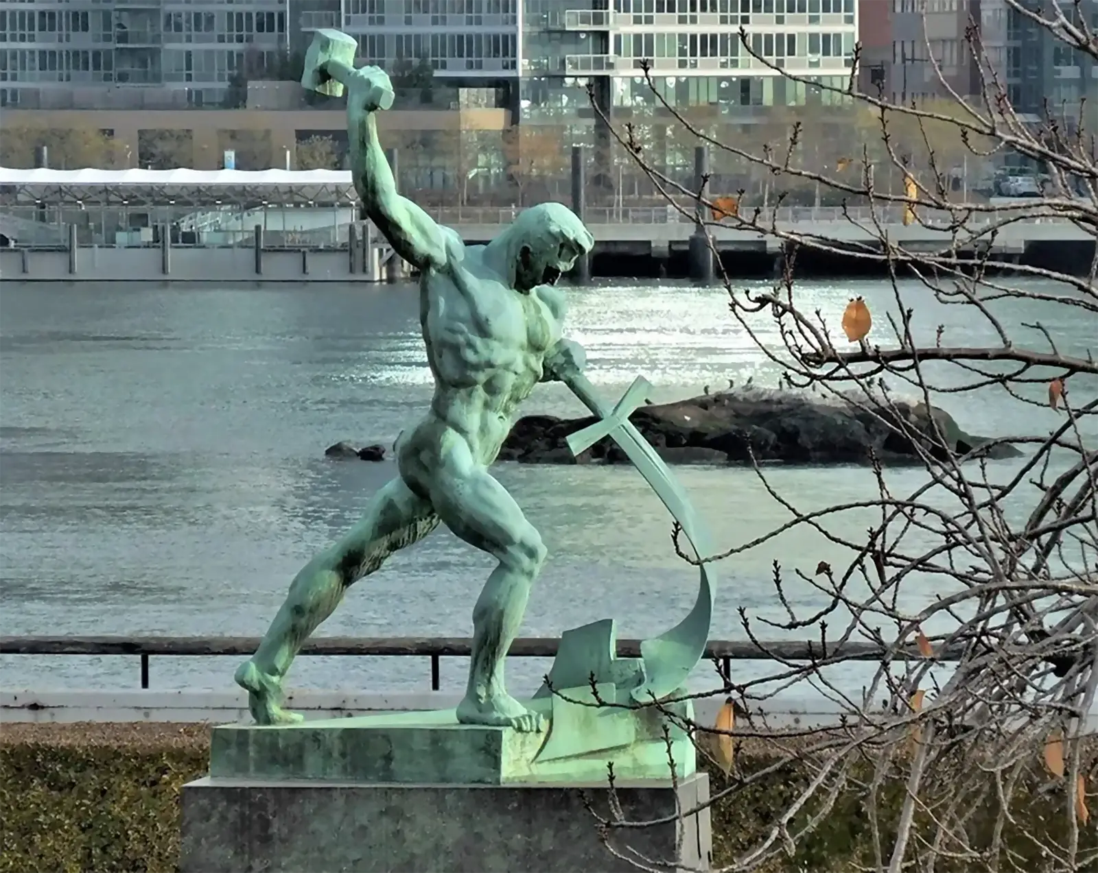 Bức tượng Beat Swords into Plowshares tượng trưng cho nhiệm vụ cao cả của Liên Hợp Quốc