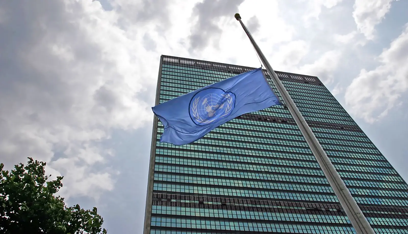 Lá cờ Liên Hợp Quốc với ý nghĩa nhân văn cao đẹp