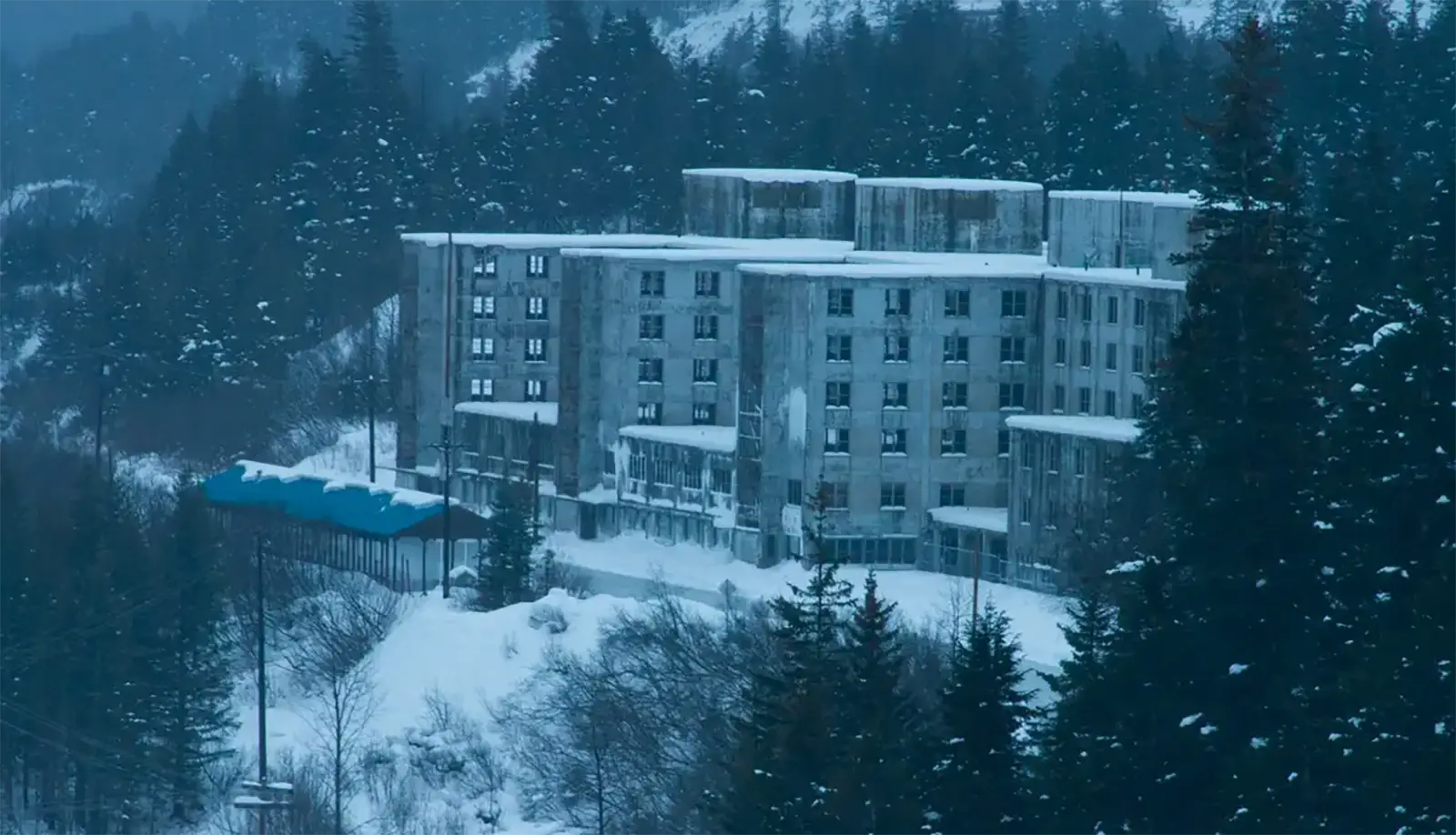 Thị trấn Whittier được bao phủ bởi tuyết trắng