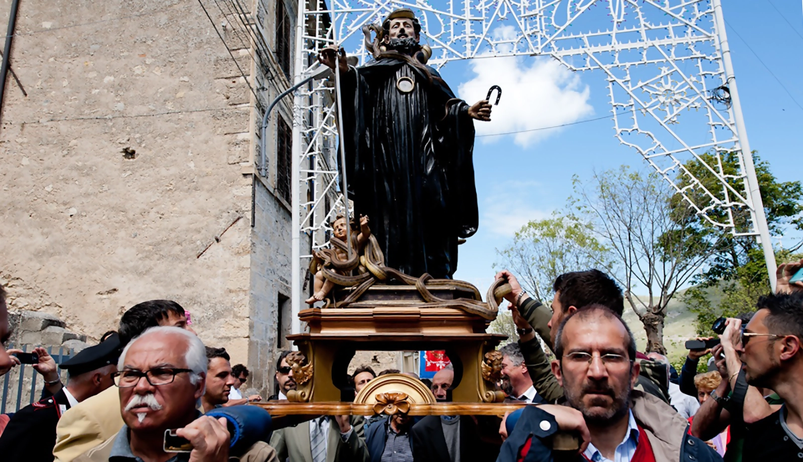 Khám phá lễ hội rước rắn ở Ý