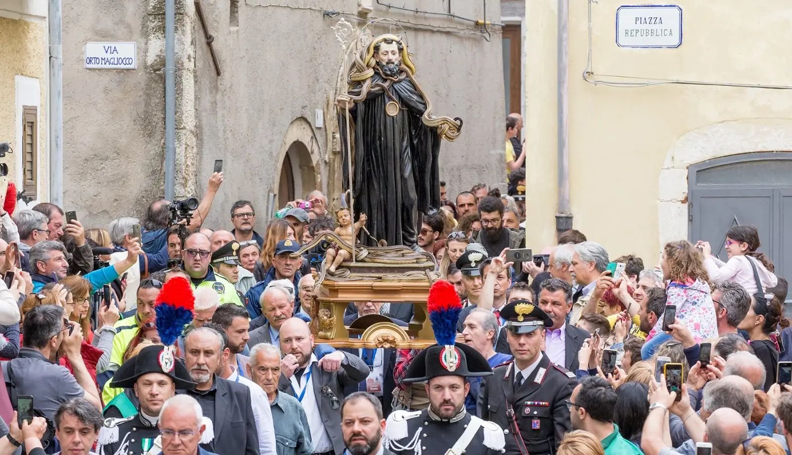 Người dân rước rắn xung quanh thị trấn