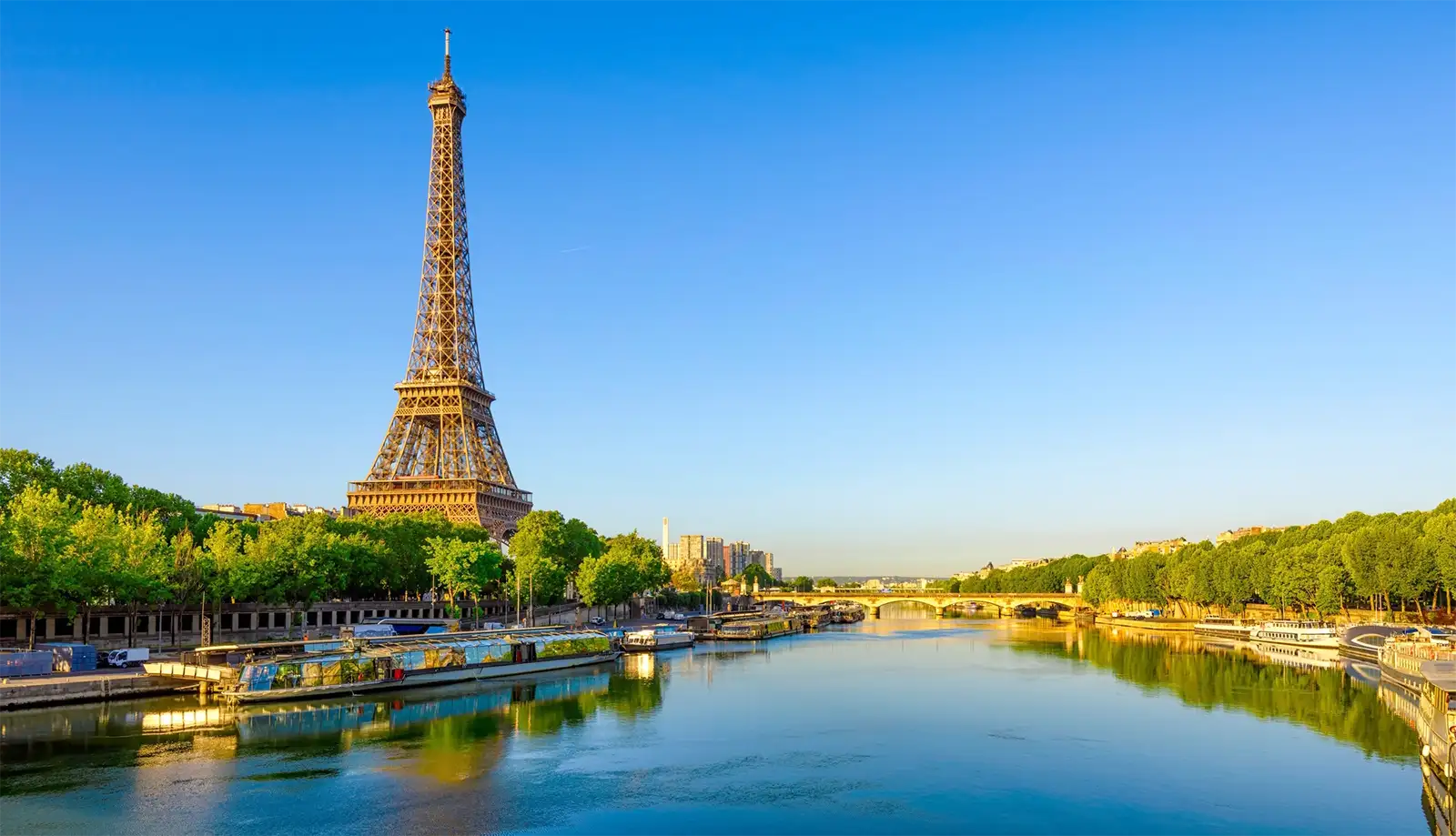 Sông Seine là địa điểm du lịch Paris lãng mạn