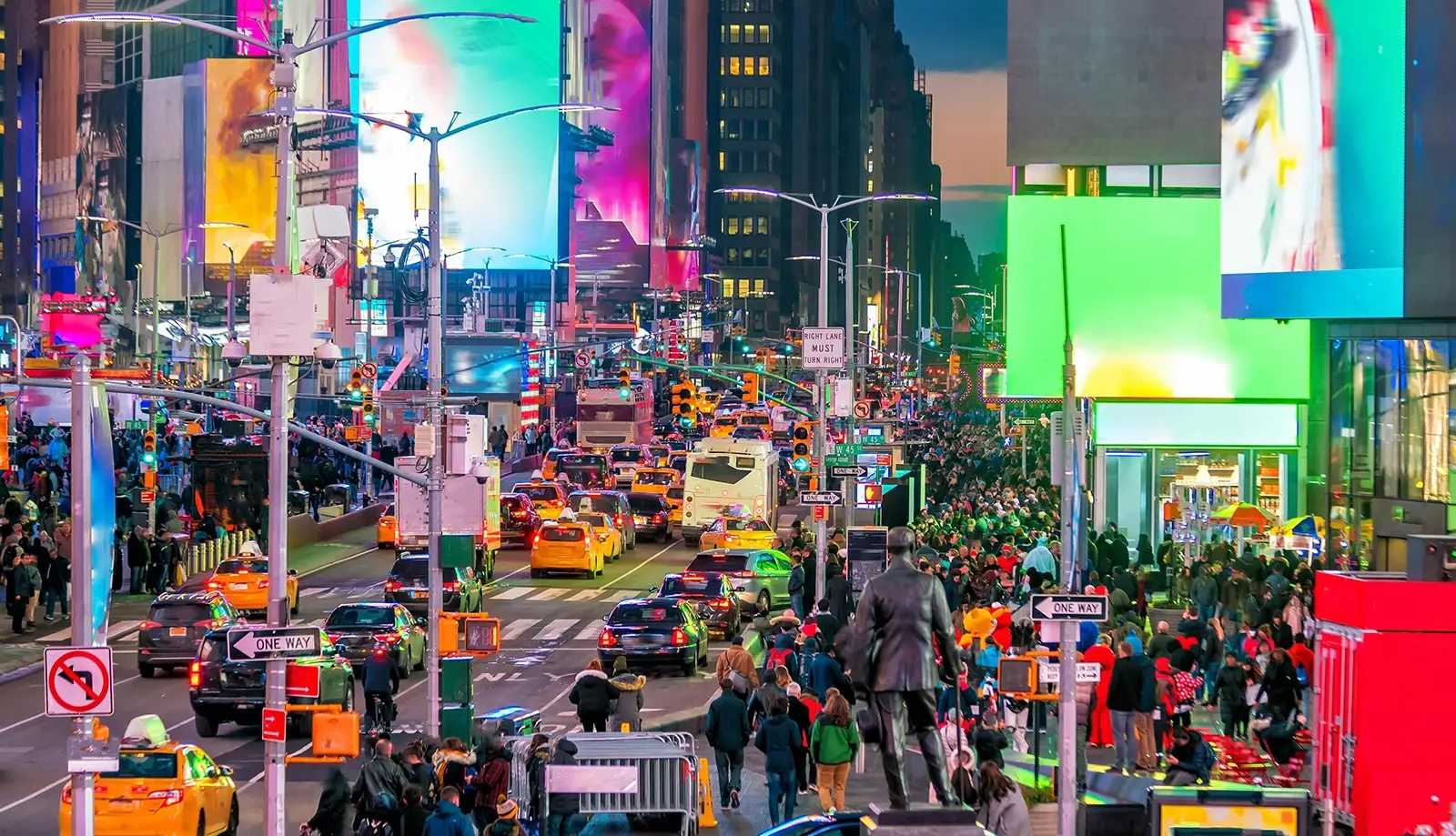 Đại lộ thu hút nhiều khách du lịch trong và ngoài nước