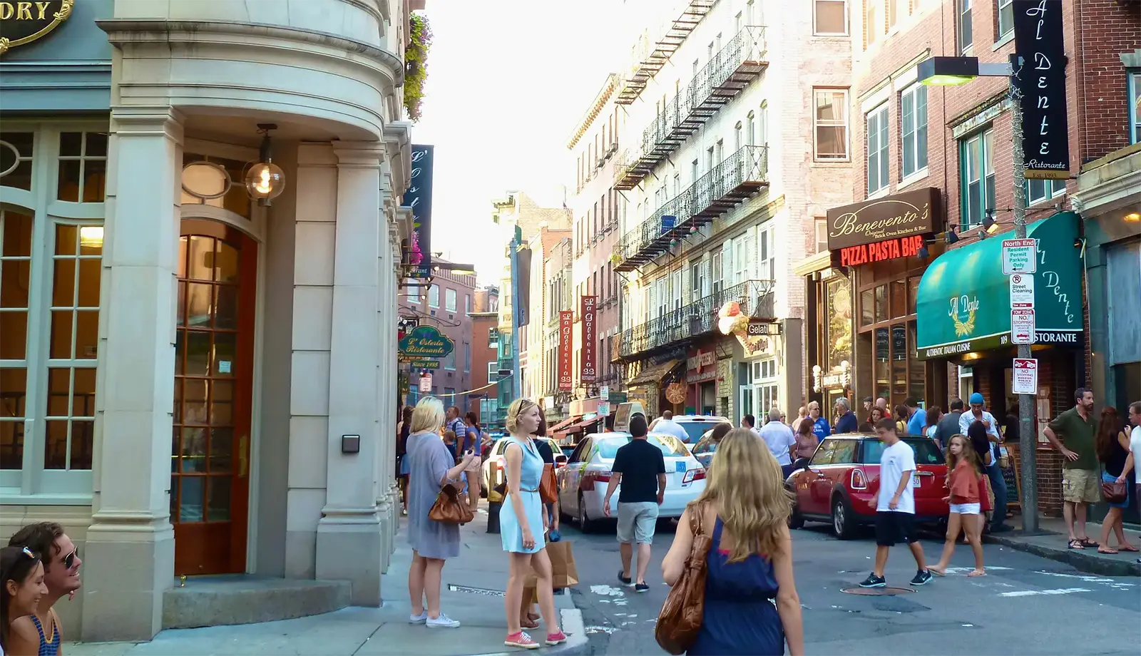 Người dân thành phố thường xuyên đi bộ