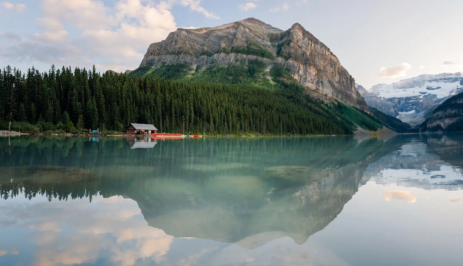 Vườn quốc gia Banff thu hút hàng triệu khách du lịch