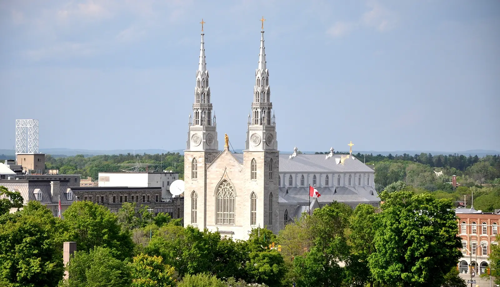 Nhà thờ Đức Bà nổi bật với những cổng vòm cao vút