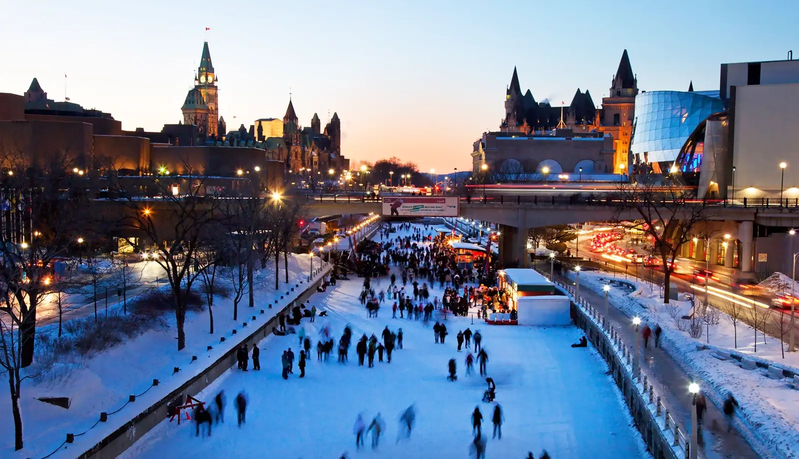 Trải nghiệm trượt băng trên kênh Rideau là trải nghiệm đáng nhớ khi du lịch Ottawa vào mùa đông