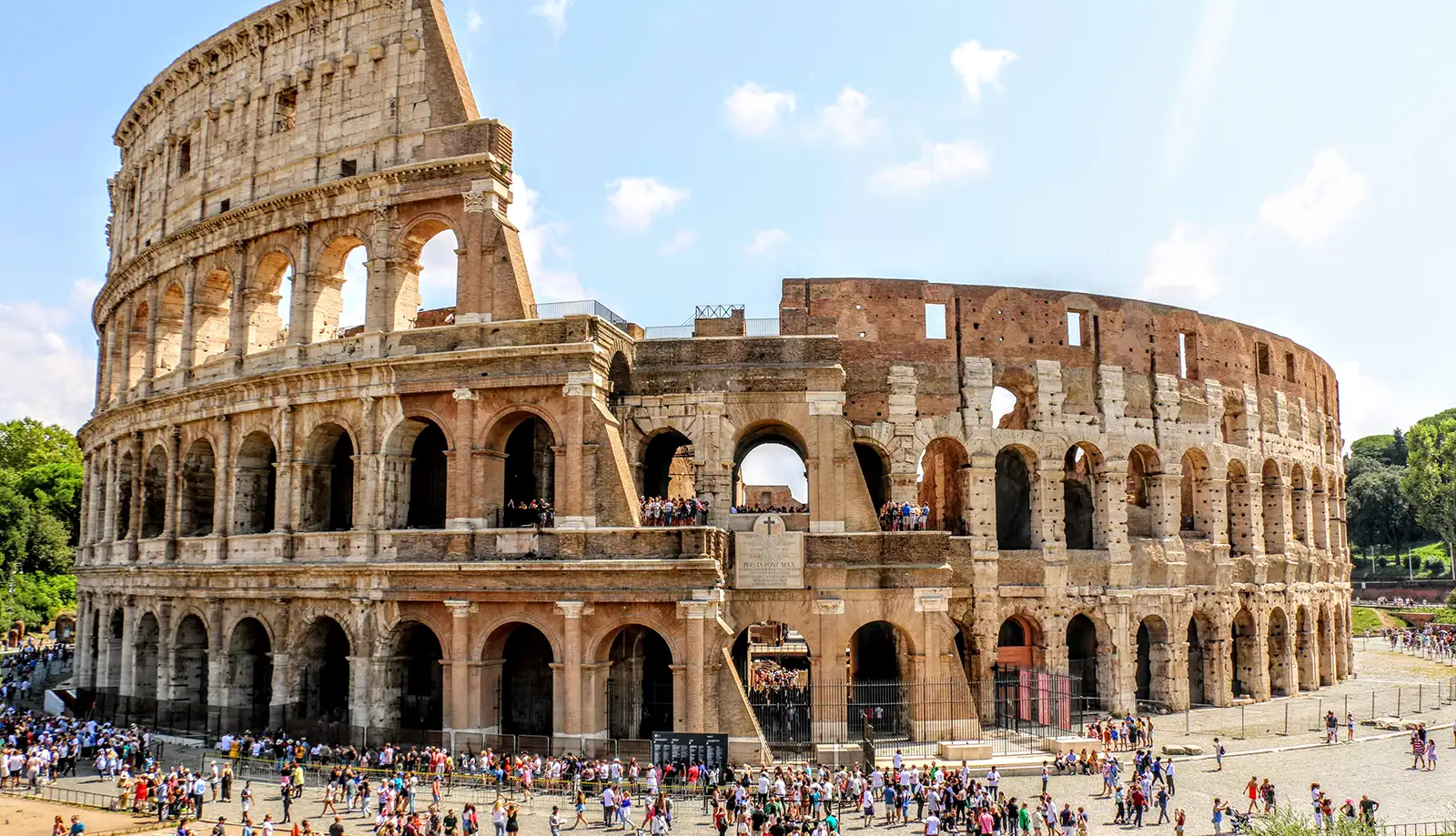 Đấu trường Colosseum đại diện cho sự quyền lực của Đế chế La Mã