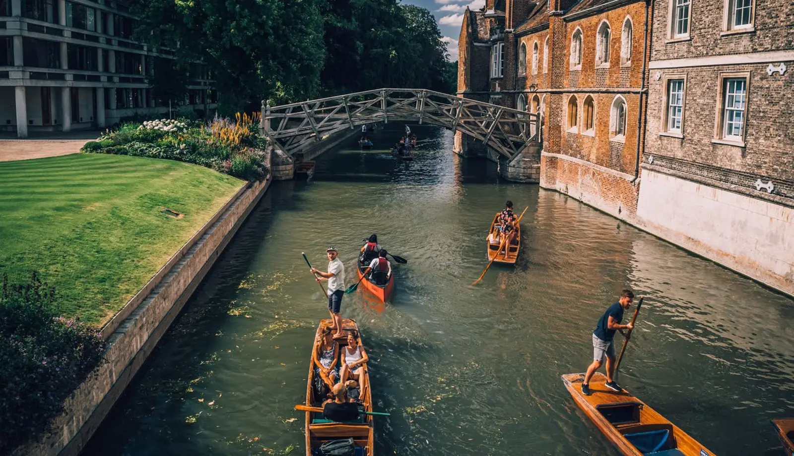 Chèo thuyền Punch trên sông Cam ngắm nhìn khung cảnh Cambridge tuyệt đẹp
