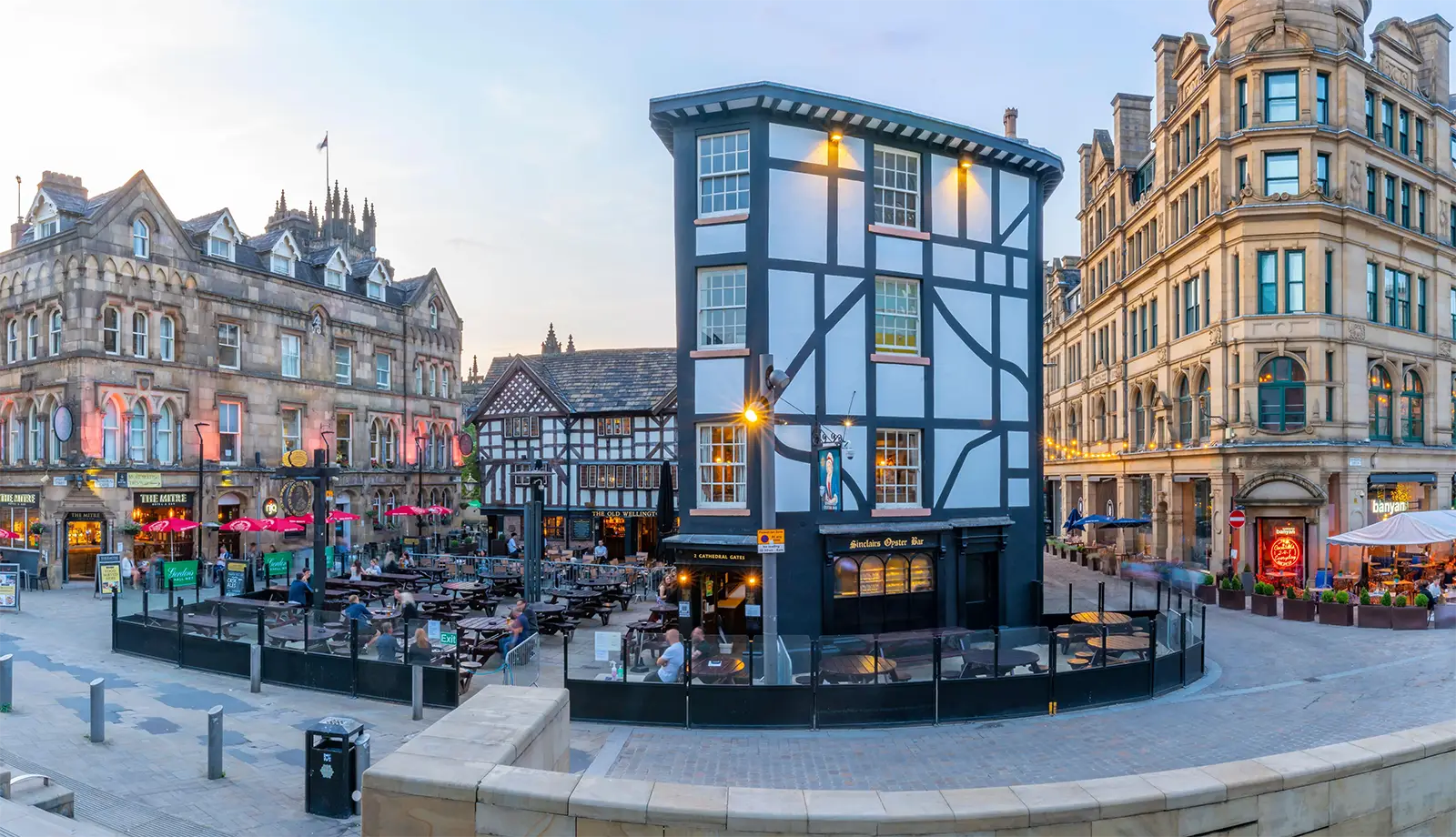 Người đam mê bóng đá khi đi du lịch Anh Quốc không thể bỏ qua thánh địa bóng đá Manchester