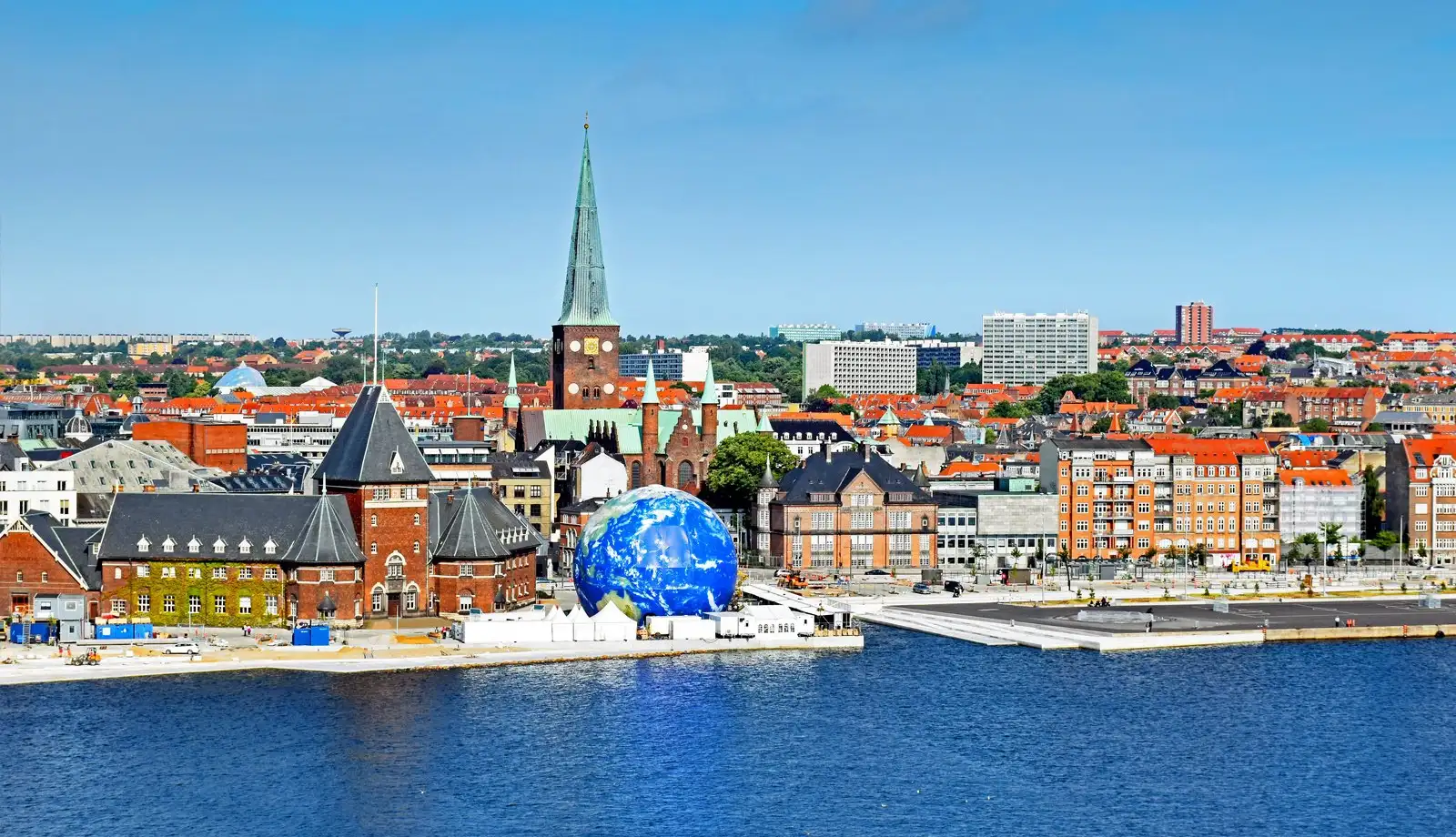 Nhà thờ Aarhus với kiến trúc đậm chất cổ kính, nhuộm màu thời gian xưa cũ