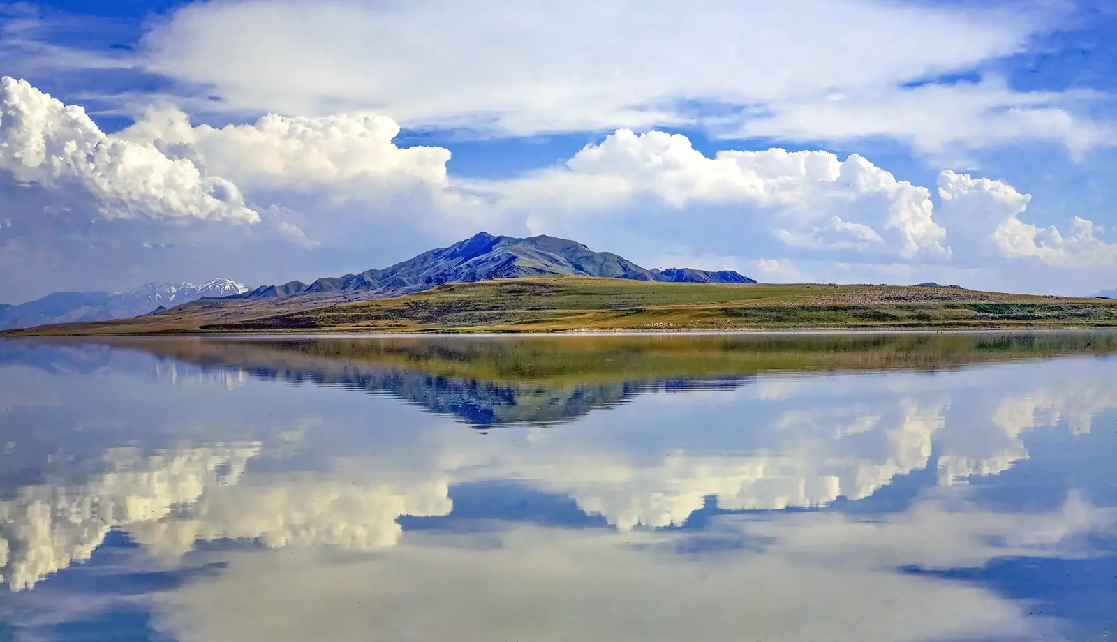 Thành phố Salt Lake đẹp nên thơ giữa 2 dãy núi Wasatch và Oquirrh