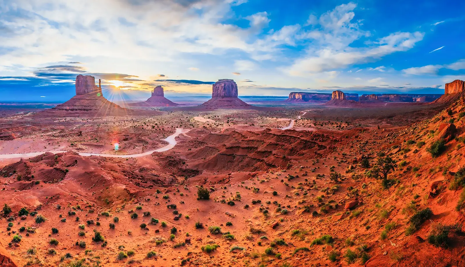 Thung lũng tượng đài Monument Valley với những cột đá sừng sững, ấn tượng