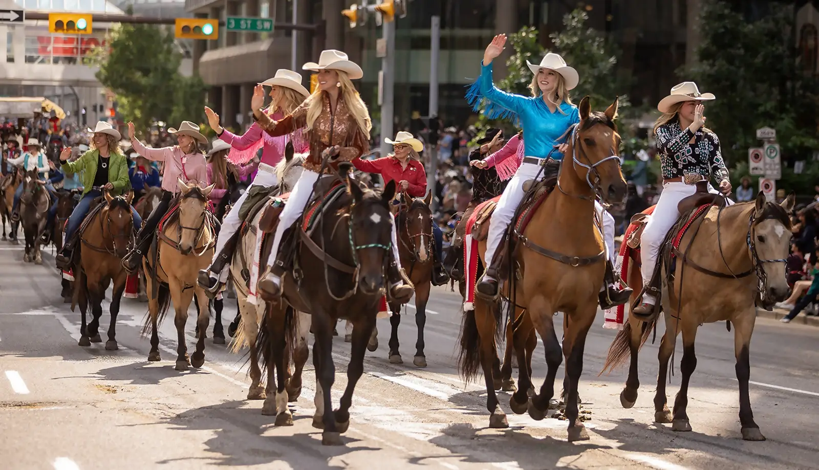 Không khí trang trọng của cuộc diễu hành Calgary Stampede