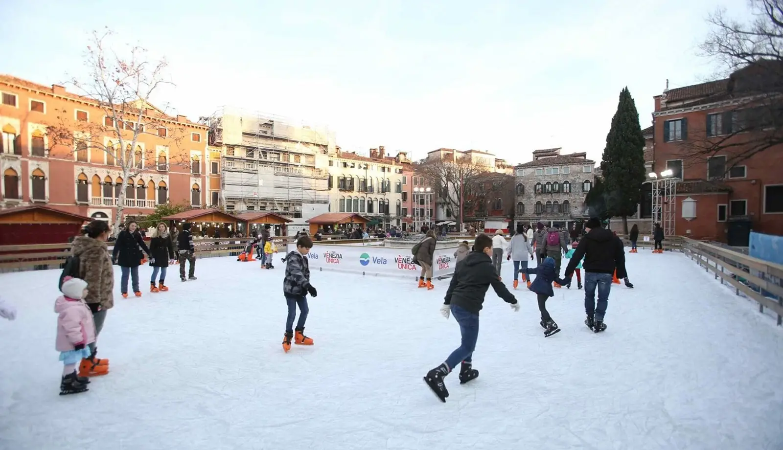 Trượt băng tại lễ hội hóa trang Venice