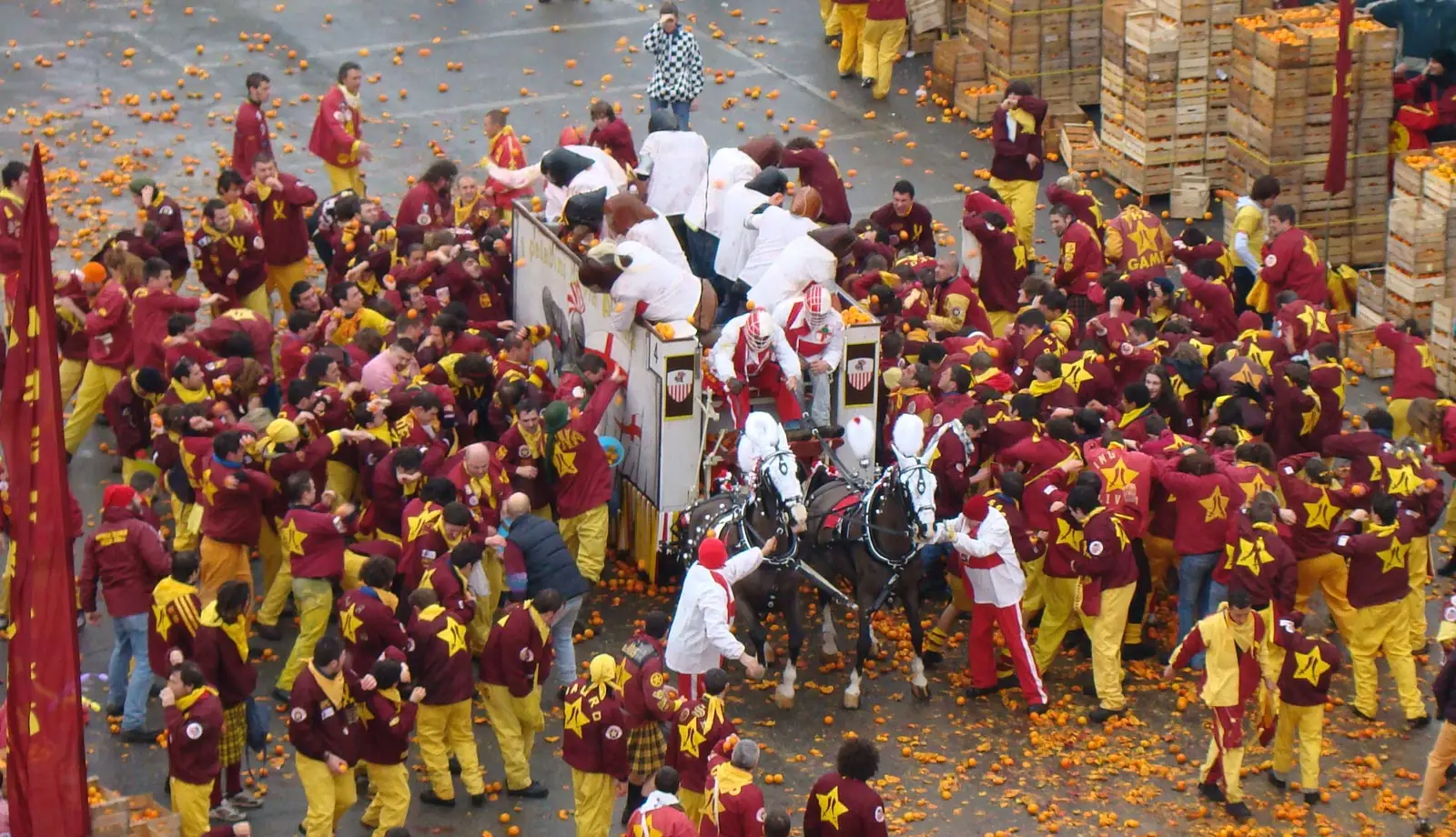 Trải nghiệm lễ hội ném cam tại Italy