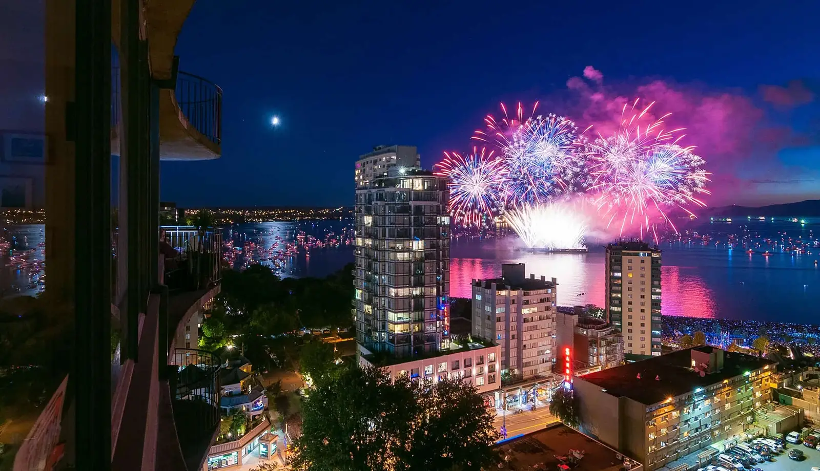 Tận hưởng Celebration of light trên mặt biển