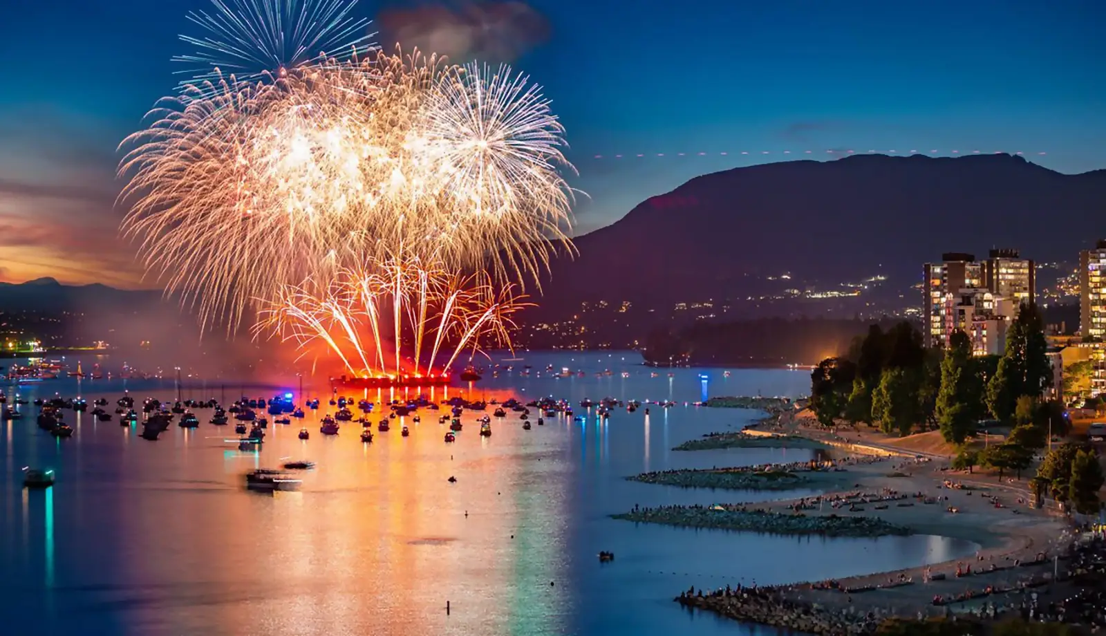 Những chùm pháo hoa đủ sắc màu rực rỡ ở Vancouver