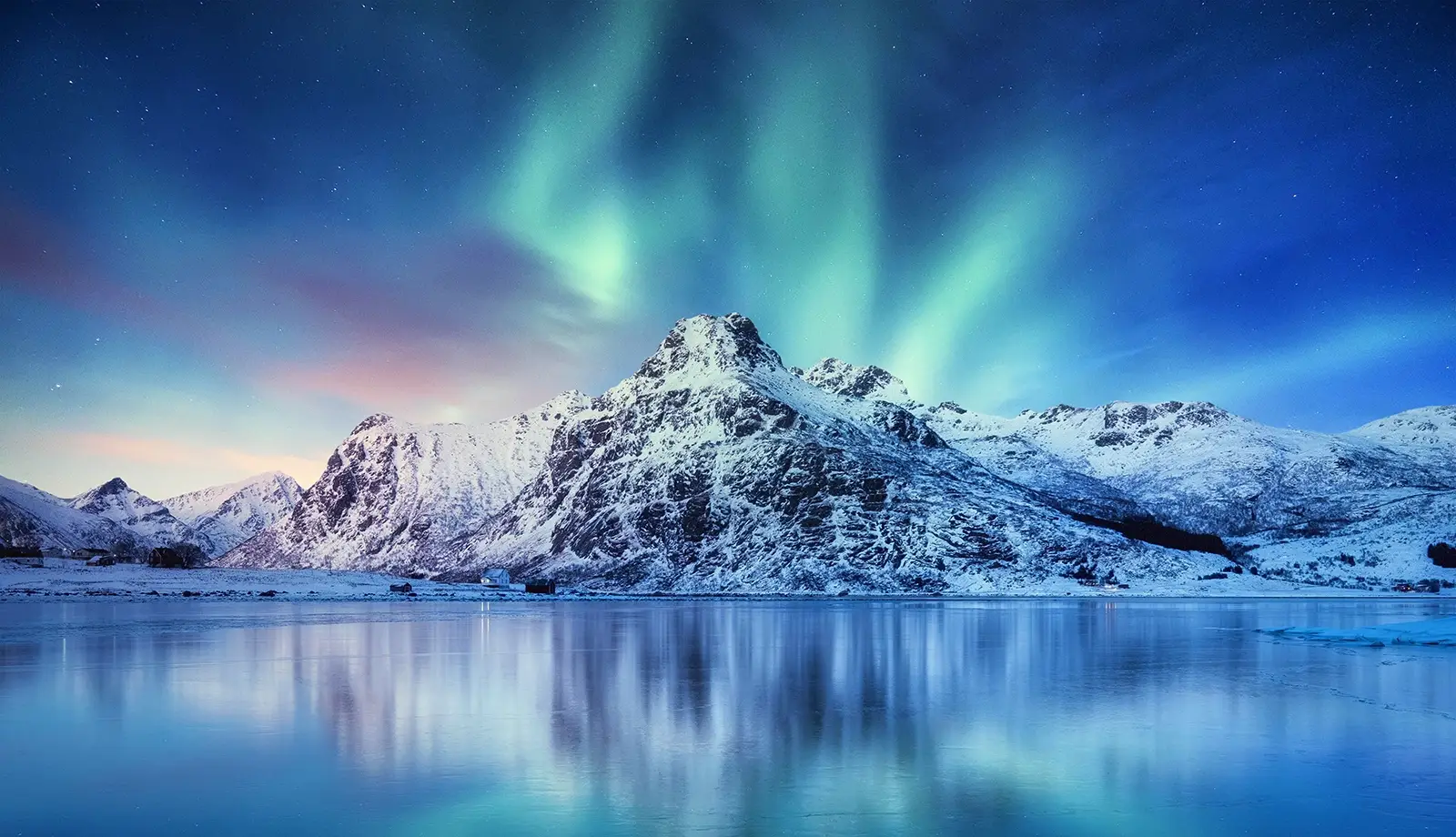 Cực quang cùng khung cảnh quần đảo Lofoten xinh đẹp 