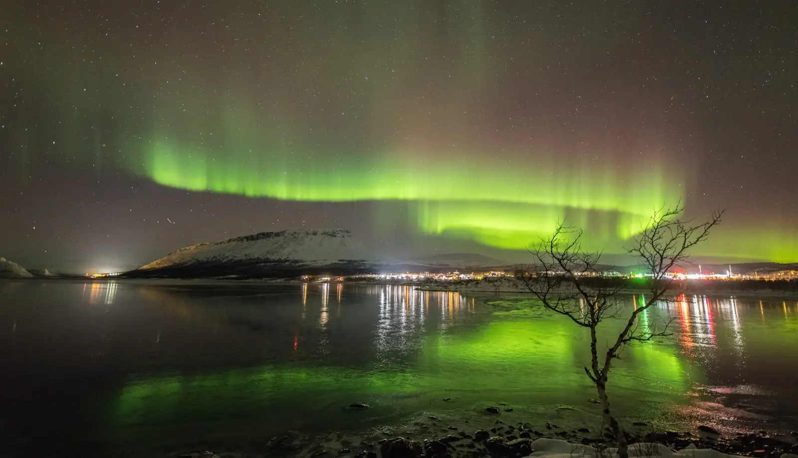 Cực quang xuất hiện trên bầu trời thị trấn Kilpisjarvi