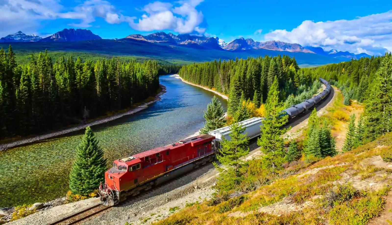 Xe lửa là phương tiện mang lại trải nghiệm du lịch độc đáo