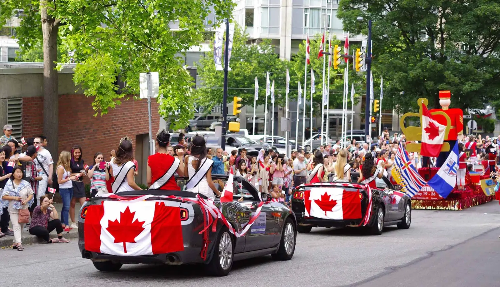 Trang phục truyền thống Canada với sắc trắng và đỏ