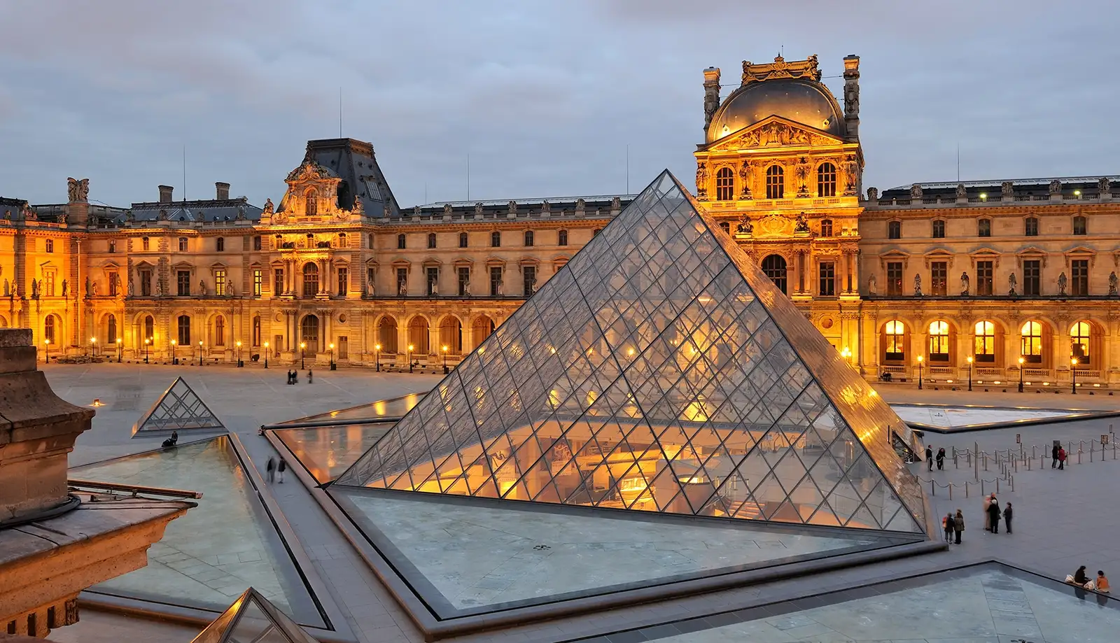 Bảo tàng Louvre vốn là một pháo đài được xây dựng vào năm 1190