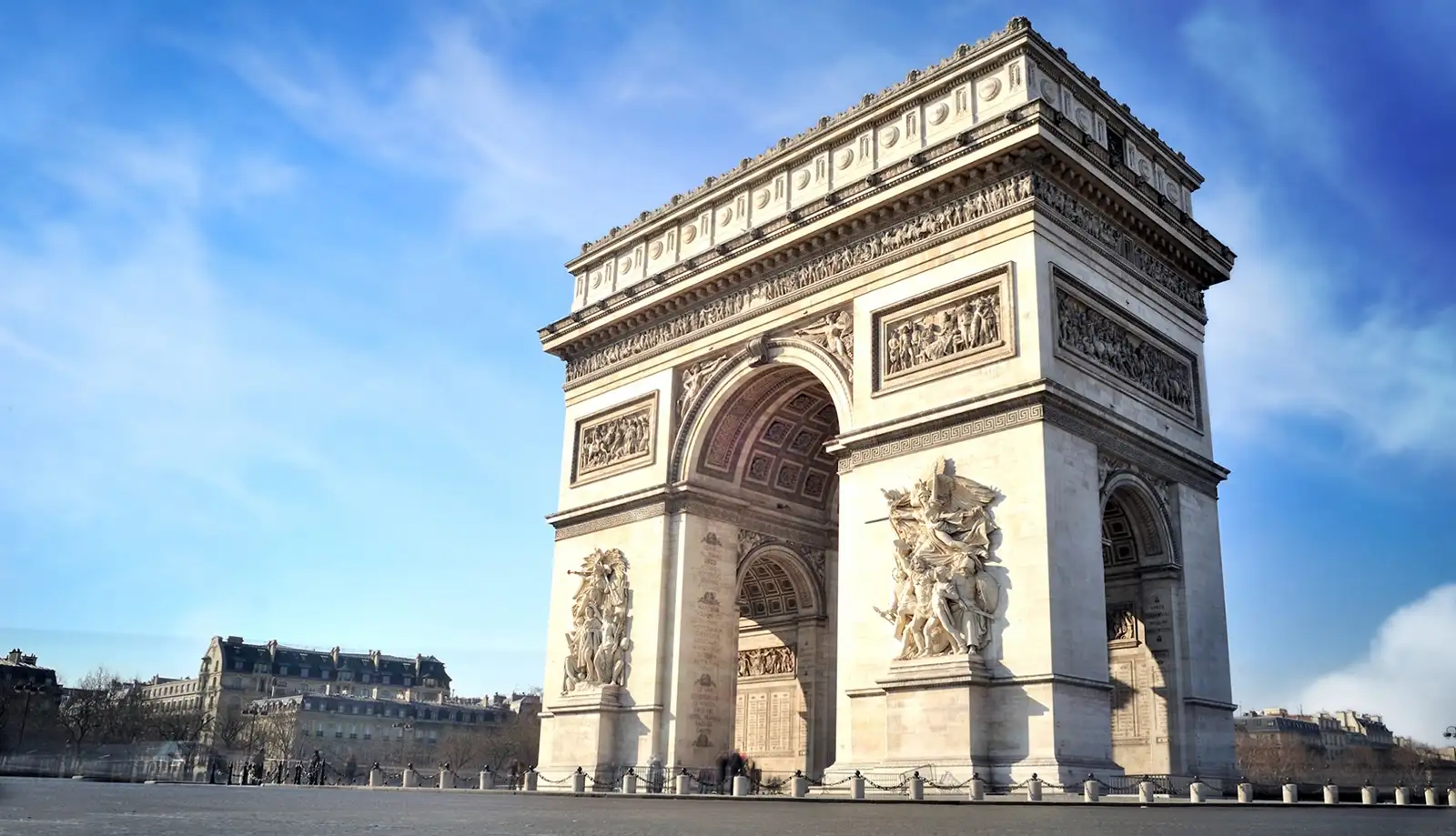 4 tượng điêu khắc tinh tế tại 4 cột trụ