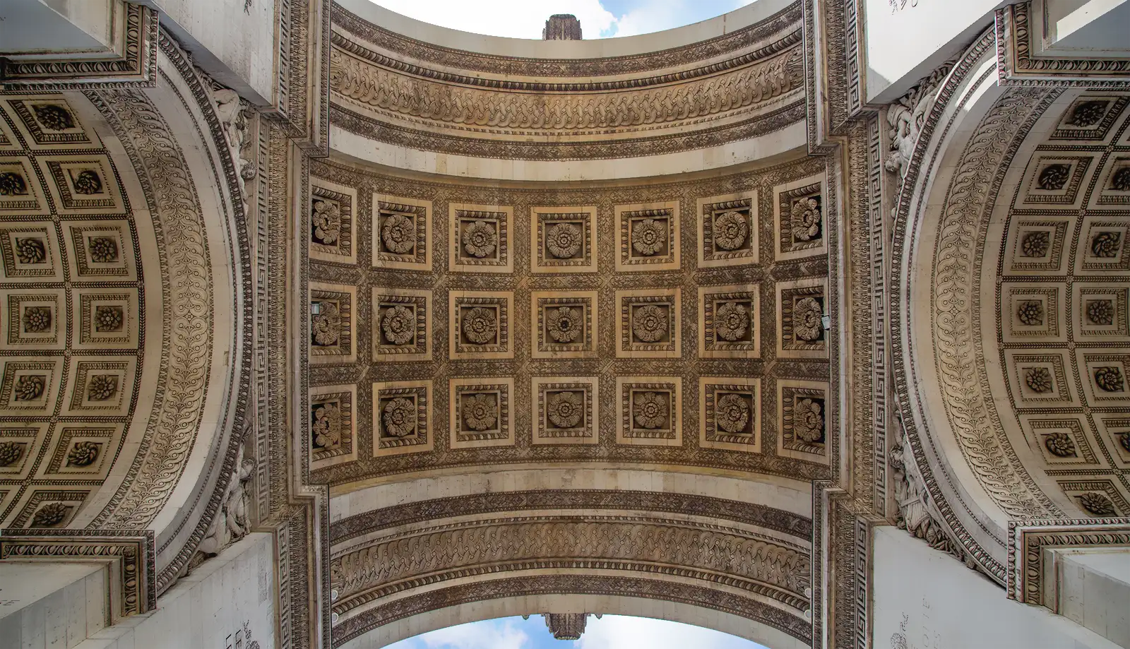Hình ảnh mái vòm gồm các bức điêu khắc hoa hồng
