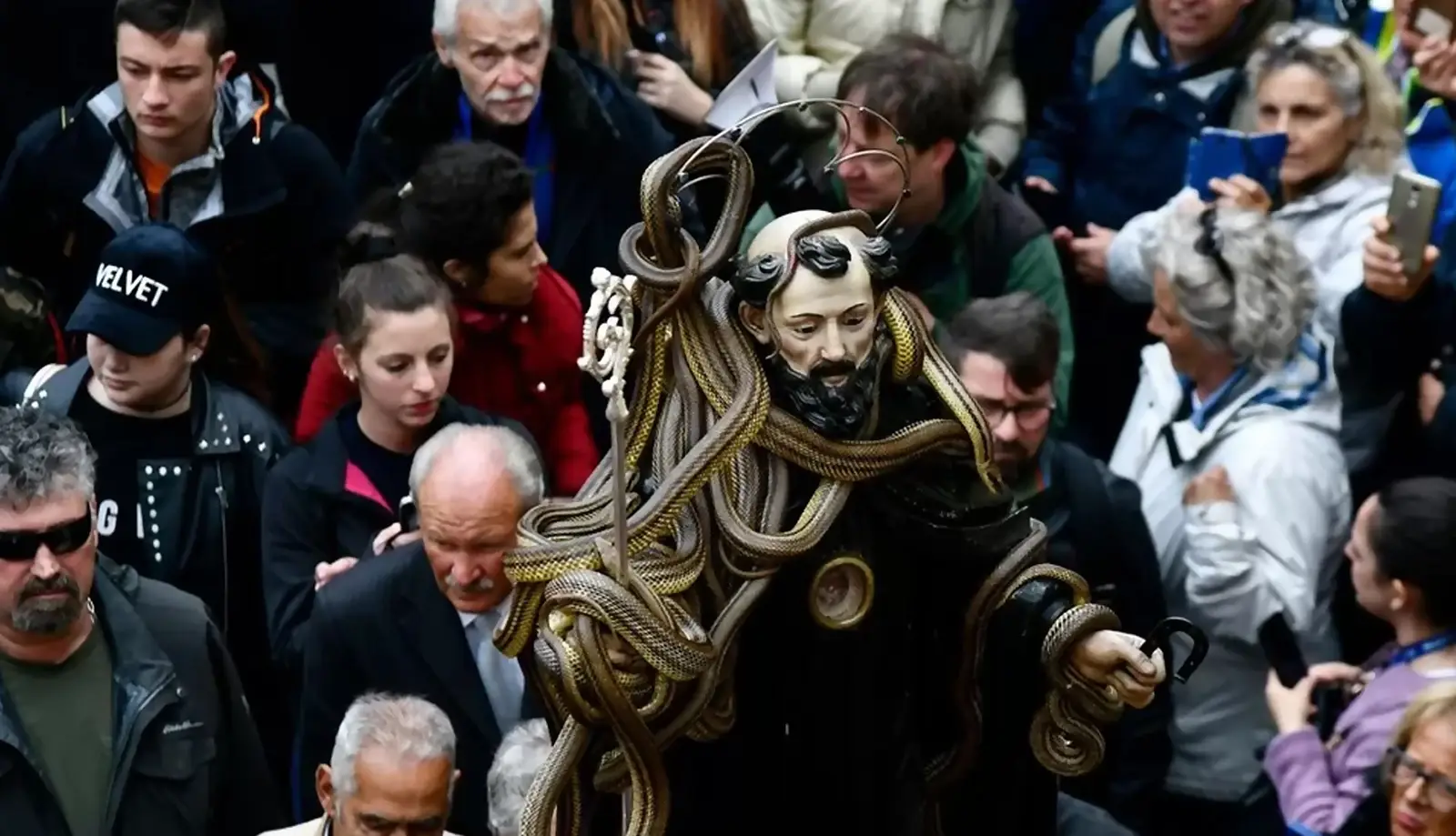 Bàng hoàng trước lễ hội rước rắn kỳ lạ ở Ý