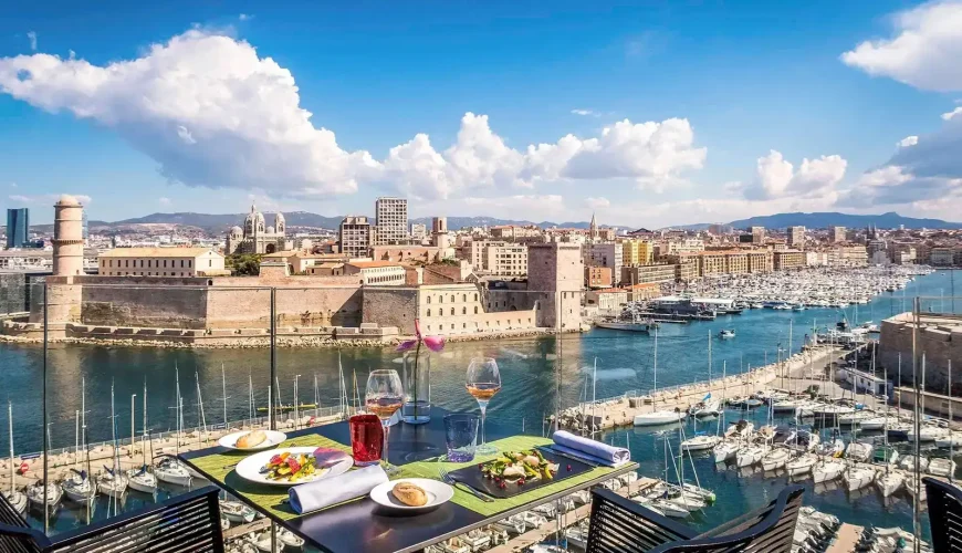 Khu cảng cổ Vieux Port - Biểu tượng của thành phố Marseille