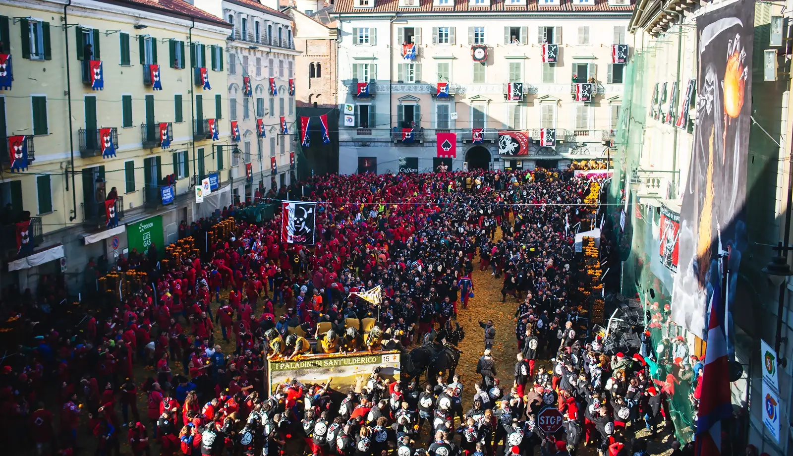 Trải nghiệm lễ hội ném cam có một không hai ở Ý