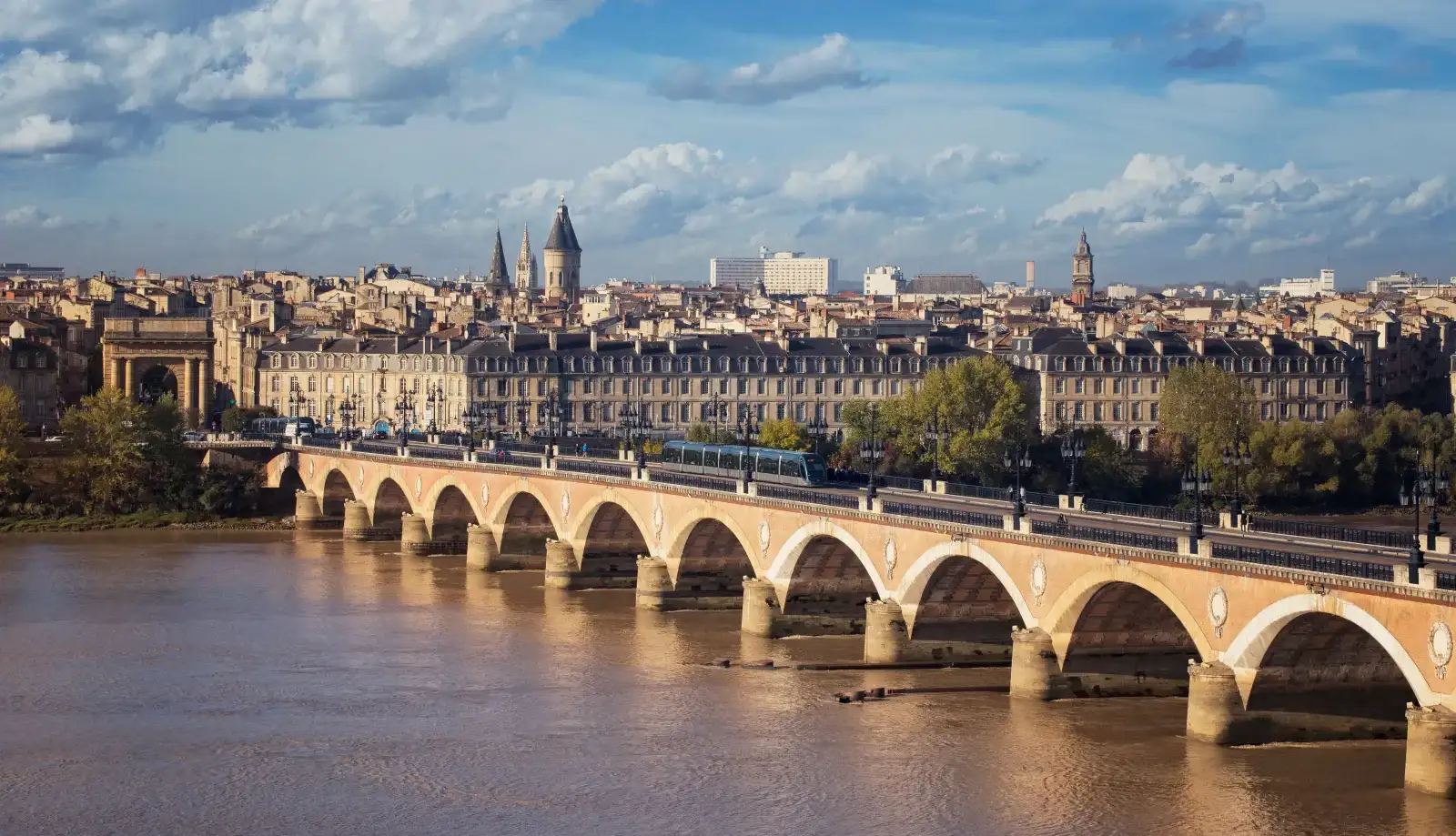 Cảnh quan thơ mông tại cầu Pont de Pierre