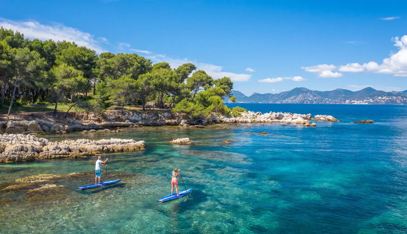 Bãi biển thu hút đông đảo du khách ghé thăm