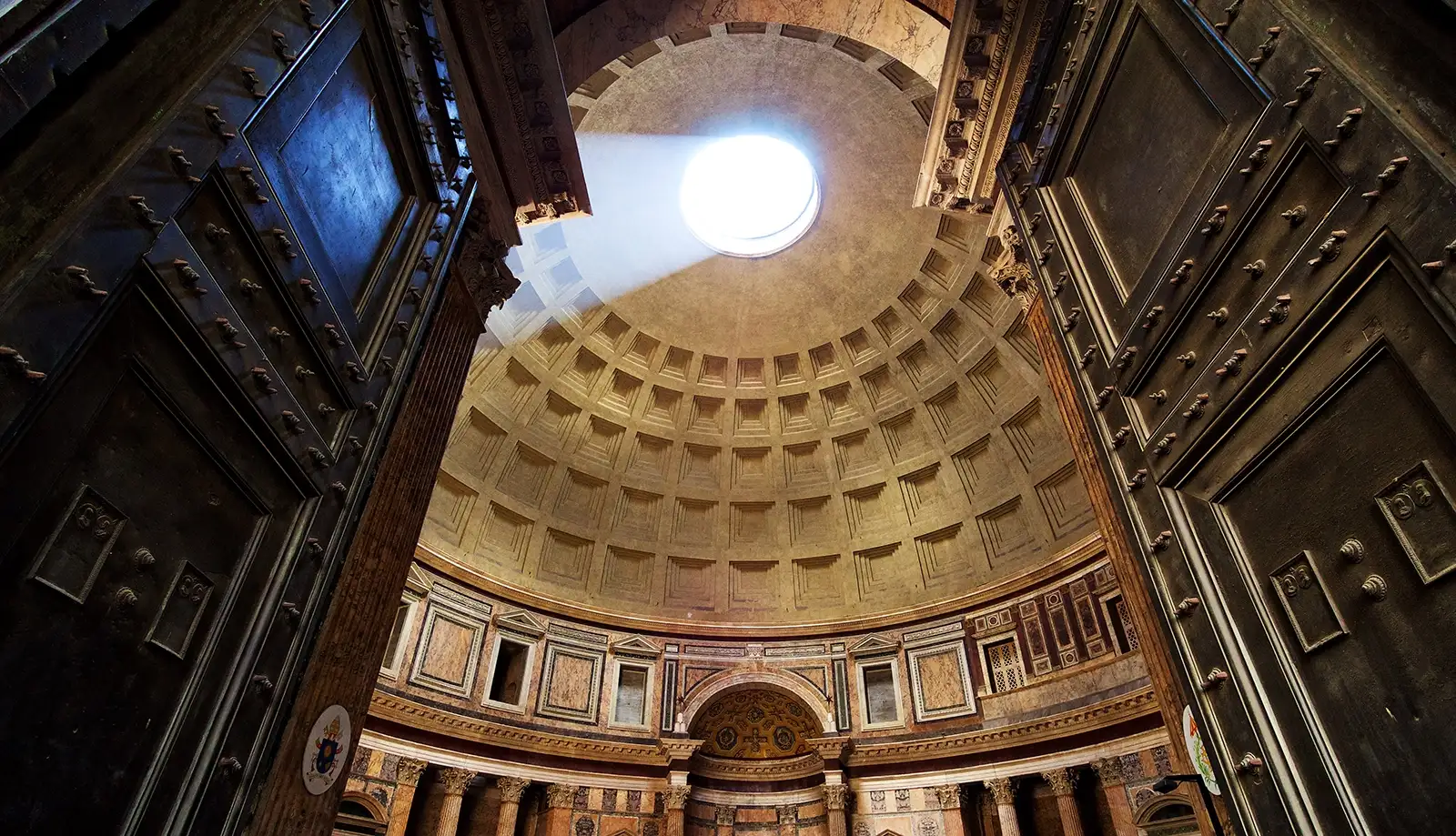Mái vòm khổng lồ tại ngôi đền Pantheon