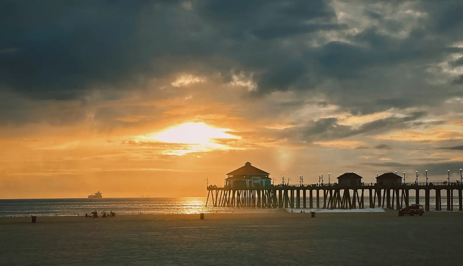 Bãi biển Huntington ngập tràn ánh nắng những ngày hè