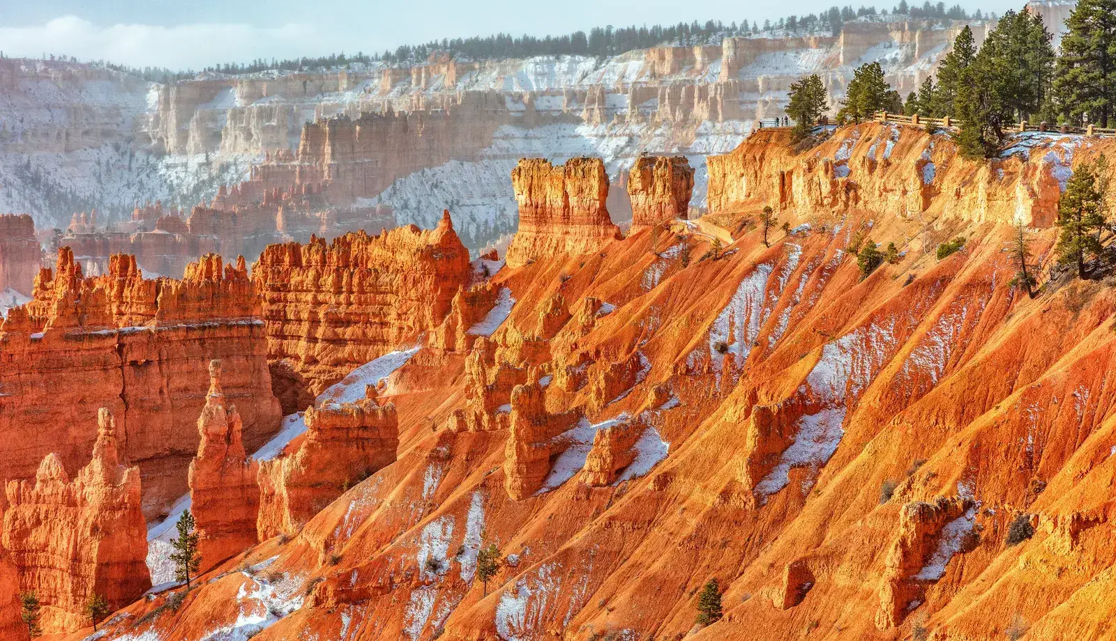 “Hoodoo” là tên gọi những cột đá đứng sát nhau giữa thung lũng Bryce Canyon