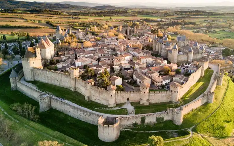 Hai lớp tường thành được xây dựng kiên cố