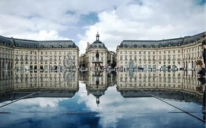 Gương nước khổng lồ đặc trưng tại quảng trường Bourse