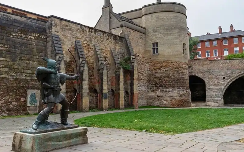 Tham quan lâu đài Nottingham xem tượng Robin Hood - Anh Quốc