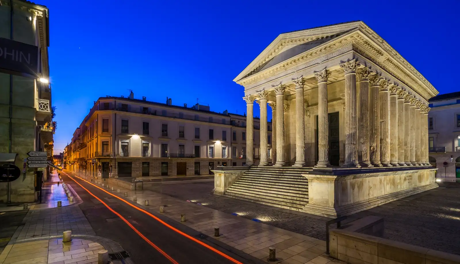 Khám phá đền Maison Carree