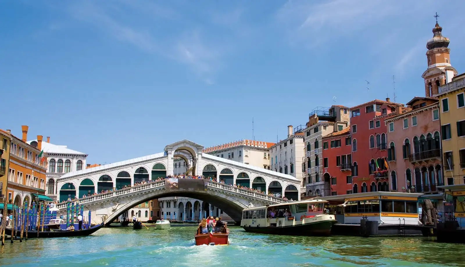 Cầu Ponte di Rialto thu hút khách du lịch ghé thăm
